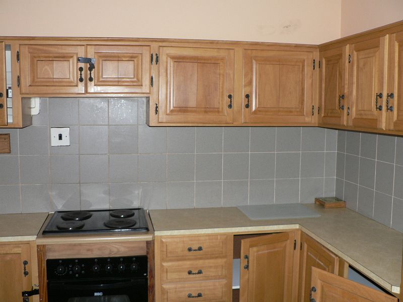 JAR 417.JPG - Svoji kuchyni a dokonce i knihovnu. Dům ležel v klidné čtvrti nedaleko univerzity.